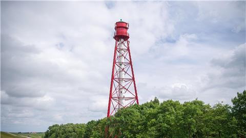 Der Campener Leuchtturm an der Ostfriesischen Küste.