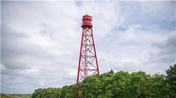 Der Campener Leuchtturm an der Ostfriesischen Küste.