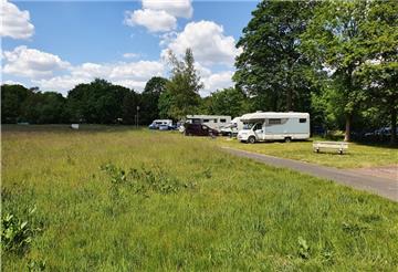 Der Campingplatz am Silbersee in Wehdel ist wieder geöffnet – und wird auch rege genutzt. Doch der See selbst bleibt im Zuge von Corona noch bis zum 16. Juli geschlossen. Davon sind die Besucher wenig begeistert.