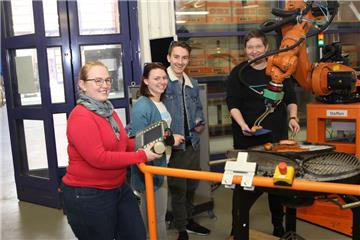 Studenten der Hochschule Bremerhaven zeigen Interessierten am Campustag die Seminarräume