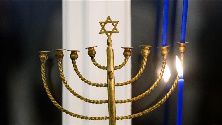 Wache aus Mitgefühl zu Chanukka vor Osnabrücker Synagoge Der Chanukka-Leuchter.