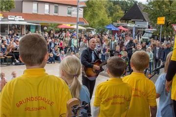 Der Chor der Grundschule Selsingen bildete den musikalischen Auftakt des Straßenfestes auf und neben der B 71.