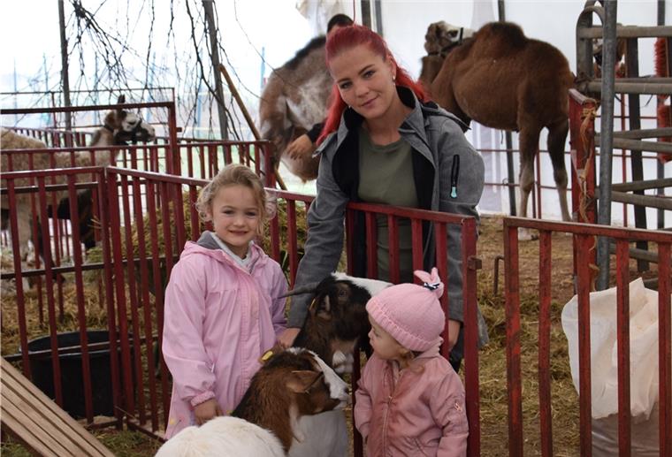Der Circus Olympia ist ein Familienunternehmen. Um die beiden Ziegen Bibi und Tina kümmern sich alle, auch Lavinia Renz und ihre Töchter Jolina (links) und Melody.