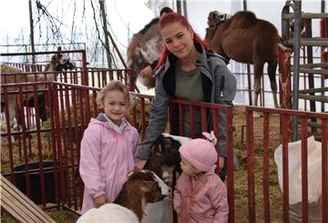 Der Circus Olympia ist ein Familienunternehmen. Um die beiden Ziegen Bibi und Tina kümmern sich alle, auch Lavinia Renz und ihre Töchter Jolina (links) und Melody.
