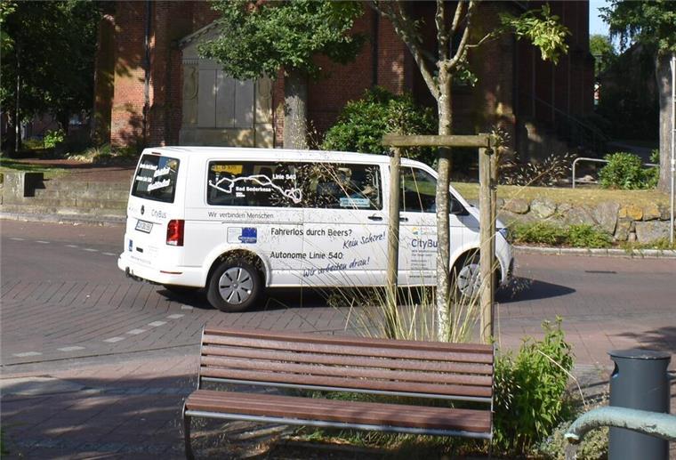 Neuer CityBus startet in Bad Bederkesa - Und bleibt bei der ersten Fahrt komplett leer Ein Bus, ein Auto und eine Skulptur