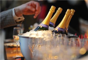 Champagner steht am 21.01.2012 in Berlin beim Gala Fashion Brunch im Rahmen der Fashion Week Berlin im Hotel Ellington für Gäste bereit.