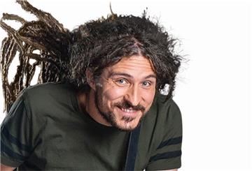 Der Comedian El Mago Masin verknüpft wahnwitzige Lieder mit tiefgründigem Nonsens.