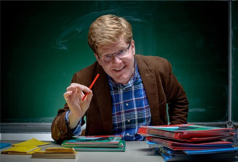 Der Comedian Herr Schröder kommt am 18. Mai im Rahmen des Vorlesefiebers in die Feldhofhalle. Der gelernte Deutschlehrer bietet einen Mix aus Lesung und Stand-up.