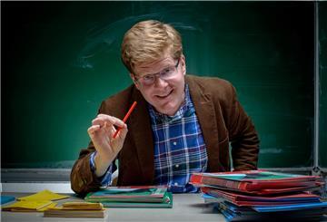 Der Comedian Herr Schröder kommt am 18. Mai im Rahmen des Vorlesefiebers in die Feldhofhalle. Der gelernte Deutschlehrer bietet einen Mix aus Lesung und Stand-up.