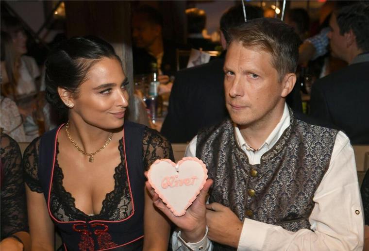 Der Comedian Oliver Pocher und seine Noch-Ehefrau Amira feiern im Käfer-Zelt auf dem Oktoberfest (2022).