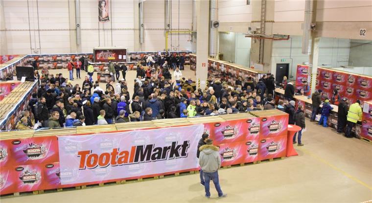 Der Comet-Feuerwerk-Werksverkauf in Bremerhaven lockt in jedem Jahr schon früh am Morgen Pyrotechnik-Fans an.