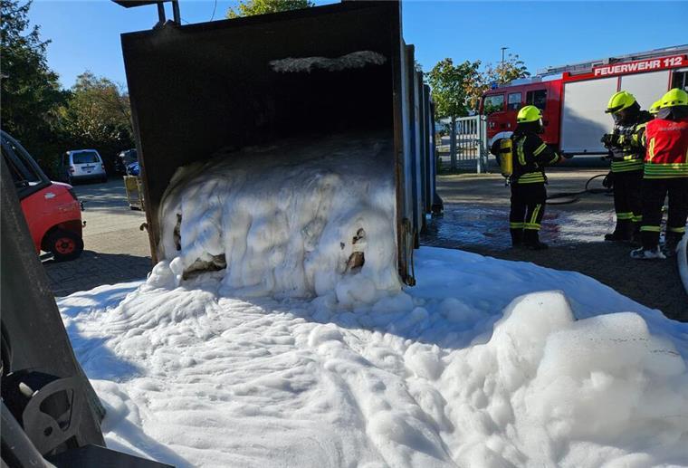 Großer Müllcontainer brennt auf Sottrumer Firmengelände Der Container musste mit Löschschaum geflutet werden.