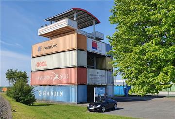 Der Containeraussichtsturm an der Nordschleuse muss vorerst wegen Schäden geschlossen werden.