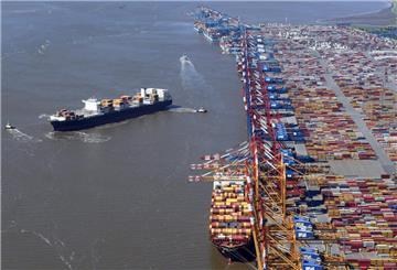 Containerschiff, das am Terminal ablegt