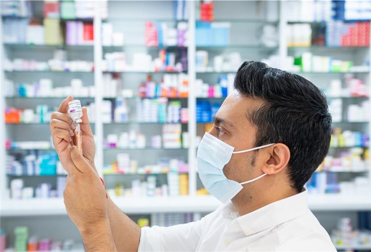 Apotheker Bhaveen Patel zieht eine Dosis des Corona-Impfstoffs von Oxford/AstraZeneca auf, um eine Impfung vorzubereiten,