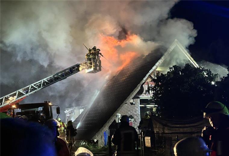 Der Dachstuhl eines Einfamilienhauses in Fintel stand komplett in Flammen.