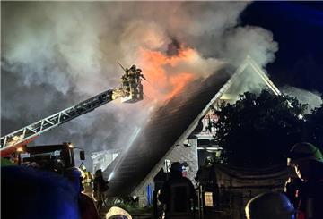 Der Dachstuhl eines Einfamilienhauses in Fintel stand komplett in Flammen.