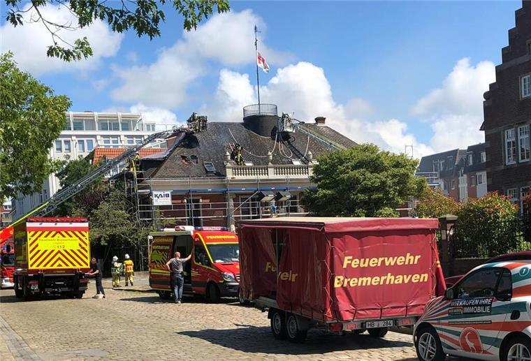 Historischer Dachstuhl brennt