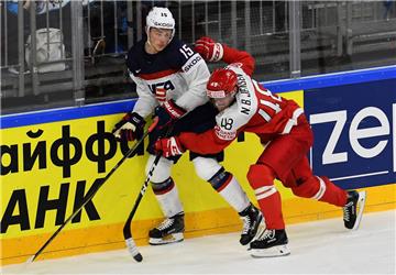 Der Däne Nicholas B. Jensen (rechts), hier bei der WM  im Duell mit Jack Eichel aus den USA, spielt in der kommenden Saison für die Fischtown Pinguins. 