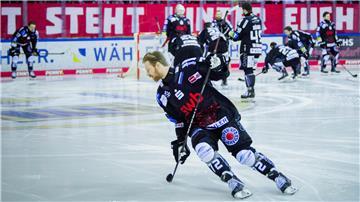 Der Däne Phillip Bruggisser (vorn) trifft mit den Fischtown Pinguins auf seine Landsleute aus Vojens.