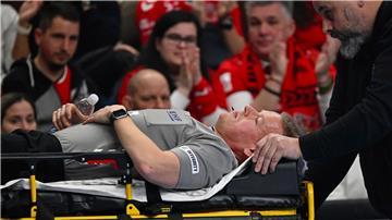 Der dänische Schiedsrichter Jesper Madsen ist beim Champions-League-Spiel zwischen KC Veszprem und Sporting Lissabon kollabiert.