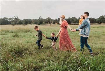 Familie auf einer Wiese