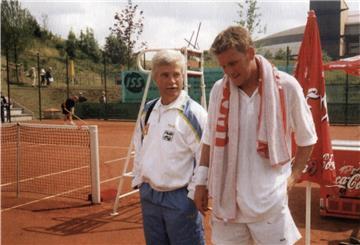 Der damalige BTV-Trainer Pawel Geldner (links) im Gespräch mit Axel Finnberg. Finnberg holte beim ersten Bundesliga-Match der Bremerhavener in Oberhausen den Ehrenpunkt.
