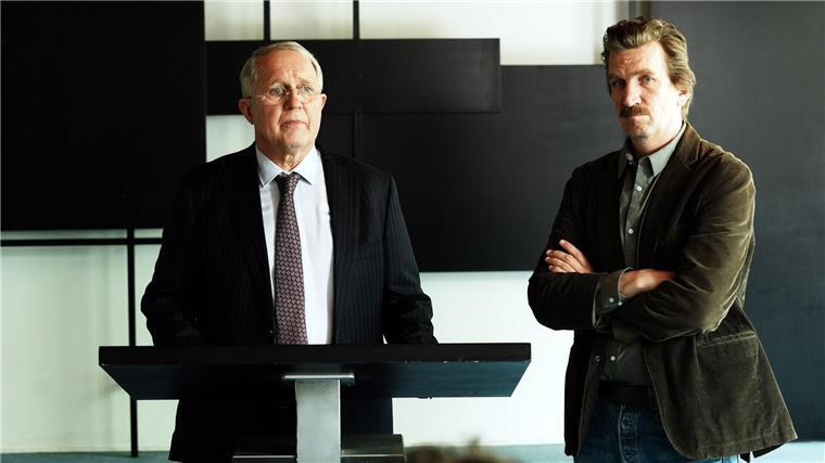 Der damals zuständige Staatsanwalt Gero Schmidt (Harald Krassnitzer, li.) und Ermittler Kai Matzen (Karsten Antonio Mielke, re.) informieren die Presse über den Fund der Leiche. 