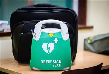 Der Defibrilator ist beim Herz-Sport für den Notfall immer vor Ort.