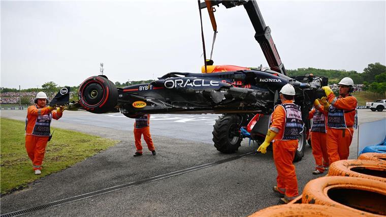Verstappen vom McLaren-Duo geschlagen in der Qualifikation Der demolierte Wagen von Sergio Pérez muss abgeschleppt werden.