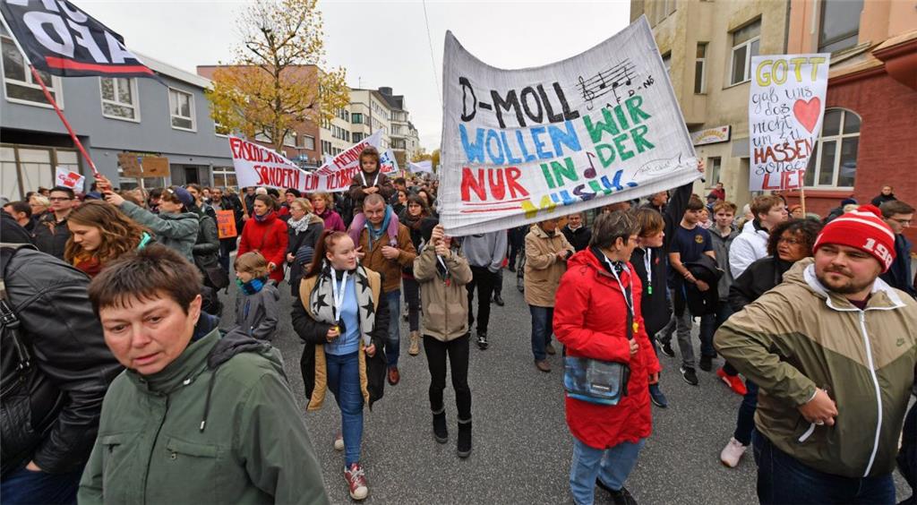 Der Demonstrationszug auf der Hafenstraße in Bremerhaven-Lehe. Foto: Scheschonka