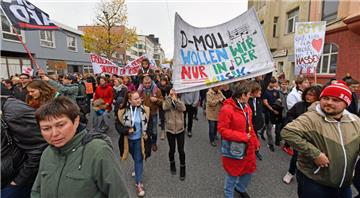 Der Demonstrationszug auf der Hafenstraße in Bremerhaven-Lehe. Foto: Scheschonka