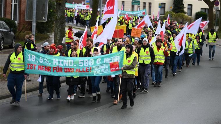 Warnstreik: rund 2000 Beschäftigte bei Demozug in Leer Der Demonstrationszug der Streikenden läuft von der Blinke zum Denkmalsplatz.