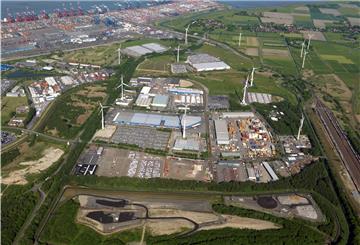 Der Deponiebeirat, der Fragen rund um den Müllberg in Speckenbüttel (unterer Bildteil) klärt, soll nach Vorstellung der Bremerhavener Umweltdezernentin noch in diesem Jahr tagen.