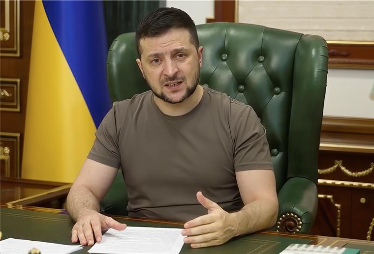 Selenskyj ruft Deutsche zu Boykott von russischem Gas auf Der ukrainische Präsident Wolodymyr Selenskyj spricht in Richtung Kamera.