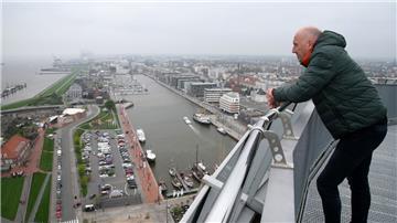 Der designierte CDU-Spitzenkandidat für die Bürgerschaftswahl, Carsten Meyer-Heder, bei seinem Besuch auf der Plattform des Sail-City-Hotels: „Ich bin beeindruckt, was hier alles entstanden ist.“