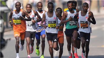 Der Deutsche Amanal Petros (rechts hinten) lief lange in der Spitzengruppe beim London-Marathon mit.