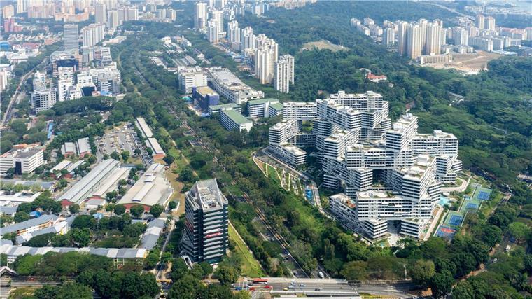 Der deutsche Architekt Ole Scheeren ist für seinen bahnbrechenden Wohnkomplex „The Interlace“ in Singapur mit einem weiteren bedeutenden Preis geehrt worden.