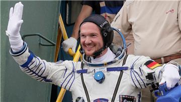 Der deutsche Astronaut Alexander Gerst winkt vor dem Abflug zur Raumstation ISS (2018).