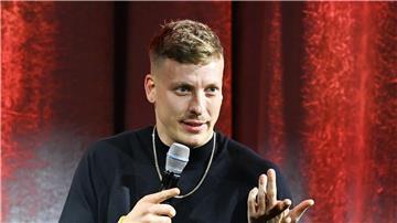 Der Deutsche Comedypreis 2023 in der Kategorie „Erfolgreichstes Live-Programm“ geht an Felix Lobrecht.