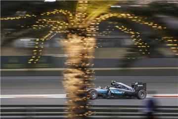 Der deutsche Formel-1-Fahrer Nico Rosberg dreht in seinem Mercedes AMG GP während des Trainings in Bahrain seine Runden. 