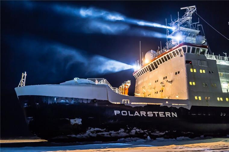 Grüße für die "Polarstern" sind abgeschickt Der deutsche Forschungseisbrecher "Polarstern" ist im arktischen Eis festgefroren. Dort erleben die Wissenschaftler und Besatzungsmitglieder das Weihnachtsfest.