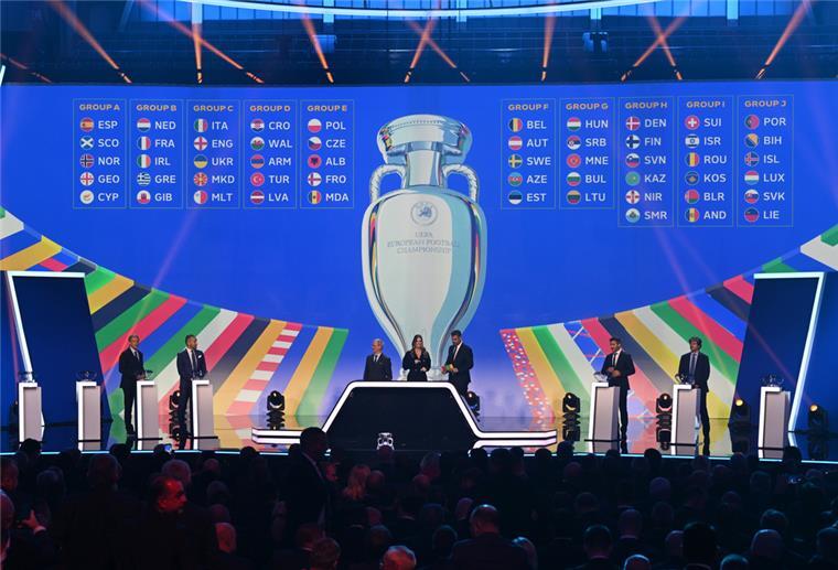 Bunt und kurzweilig: Gastgeber Deutschland schon in EM-Form Die zehn Gruppen für die Qualifikation zur Fußball-Europameisterschaft 2024 werden nach der Auslosung auf einer großen Videoleinwand angezeigt.