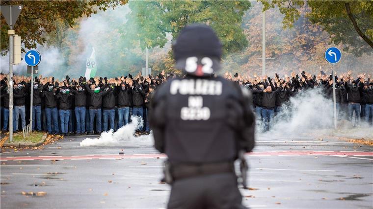 Medienbericht: Zehn Vorschläge gegen Gewalt in Stadien Der deutsche Fußball erarbeitet Vorschläge gegen Gewalt rund um die Spiele.