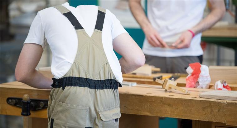 Der Deutsche Gewerkschaftsbund (DGB) sieht Mängel bei der Arbeitszeit von Auszubildenden im Land Bremen.