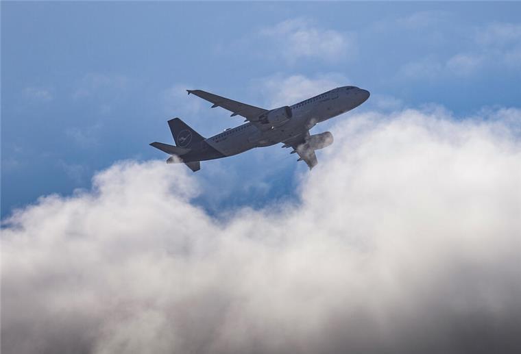Ein Flugzeug vom Typ Airbus A320-214 der Lufthansa fliegt über den Wolken am Himmel über Dresden. +++ dpa-Bildfunk +++