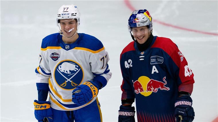 Einweihung des SAP Garden ohne Münchner Premierentor Der deutsche Nationalspieler JJ Peterka (l) bei seinem Heimspiel in München.