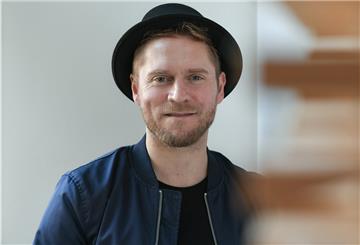 Der deutsche Popsänger und Songwriter Johannes Oerding vermeidet es in der Coronakrise auch, seine Freundin zu sehen.