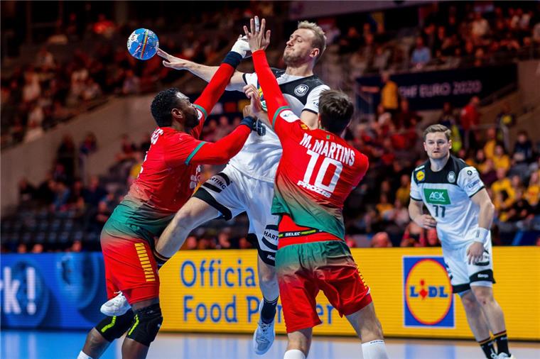 Der deutsche Spieler Julius Kühn (Mitte) setzt sich gegen Alexis Borges (links) und Miguel Martins aus Portugal in Szene. Rechts David Schmidt aus Deutschland. 