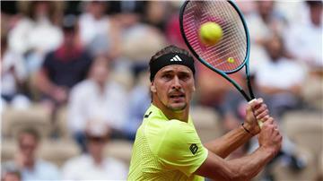 Der deutsche Tennis-Profi Alexander Zverev spielt gerade bei einem großen Turnier in Paris. In der Stadt ist er dabei allerdings kaum unterwegs.